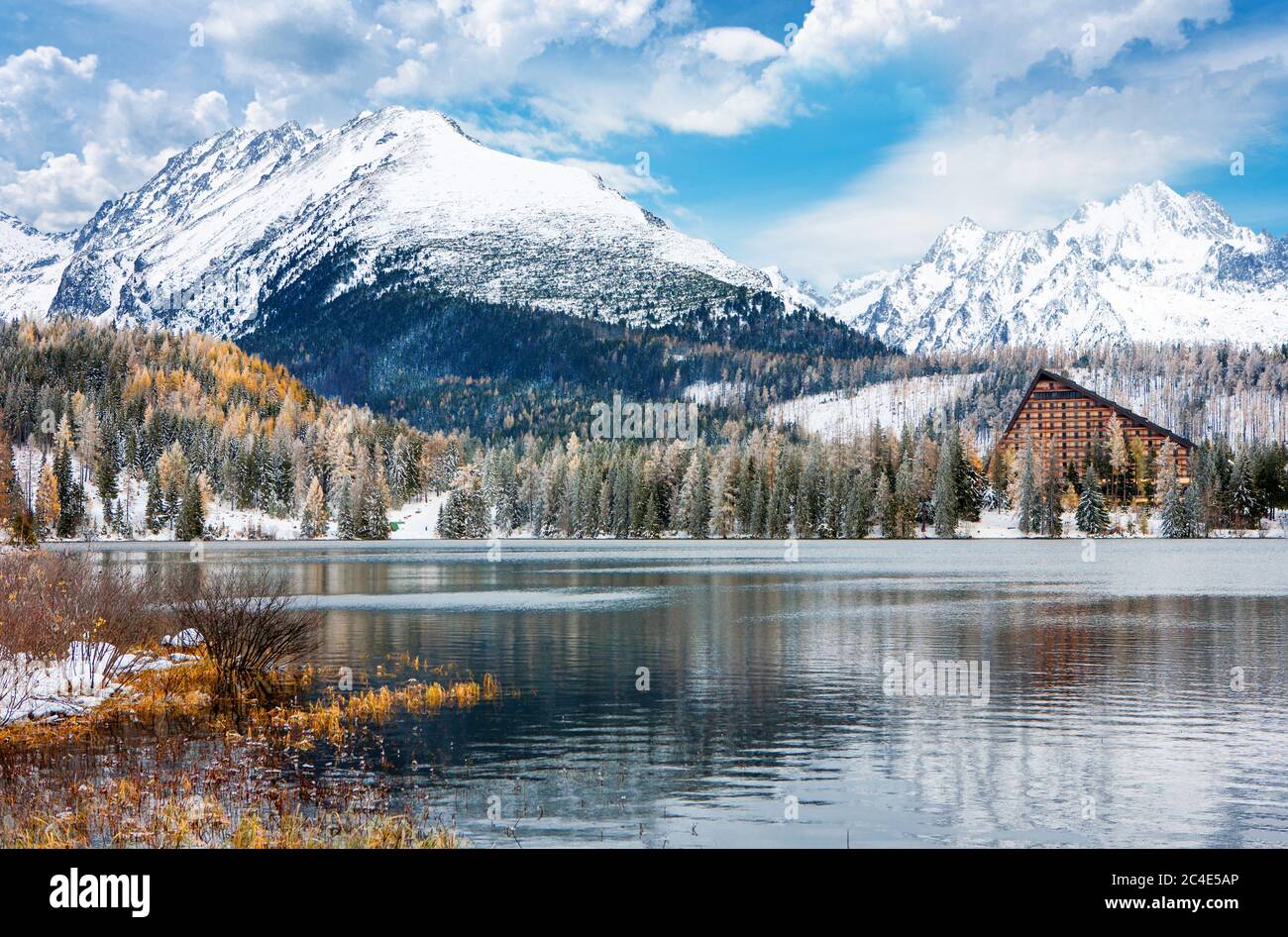 Strbske Pleso See im Winter mit einer schönen Cludscape und die schneebedeckten Gipfel der Hohen Tatra im Hintergrund. Schöne Berg Seenlandschaft von Slovaki Stockfoto