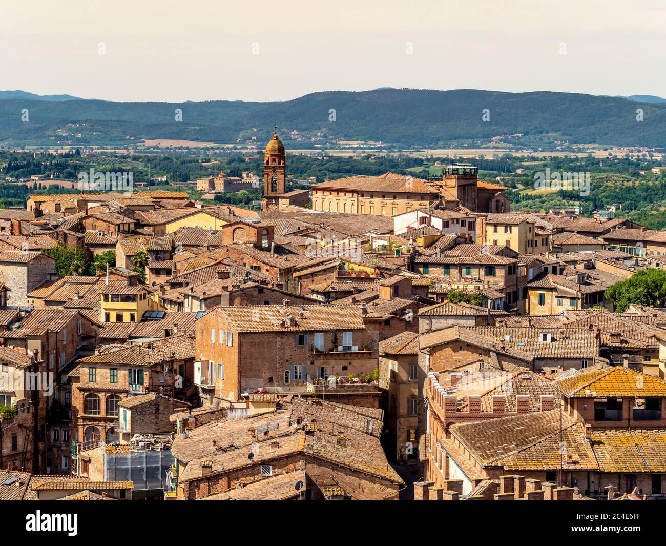 Siena Dächer mit Toskana Landschaft in der Ferne. Siena. Italien. Stockfoto