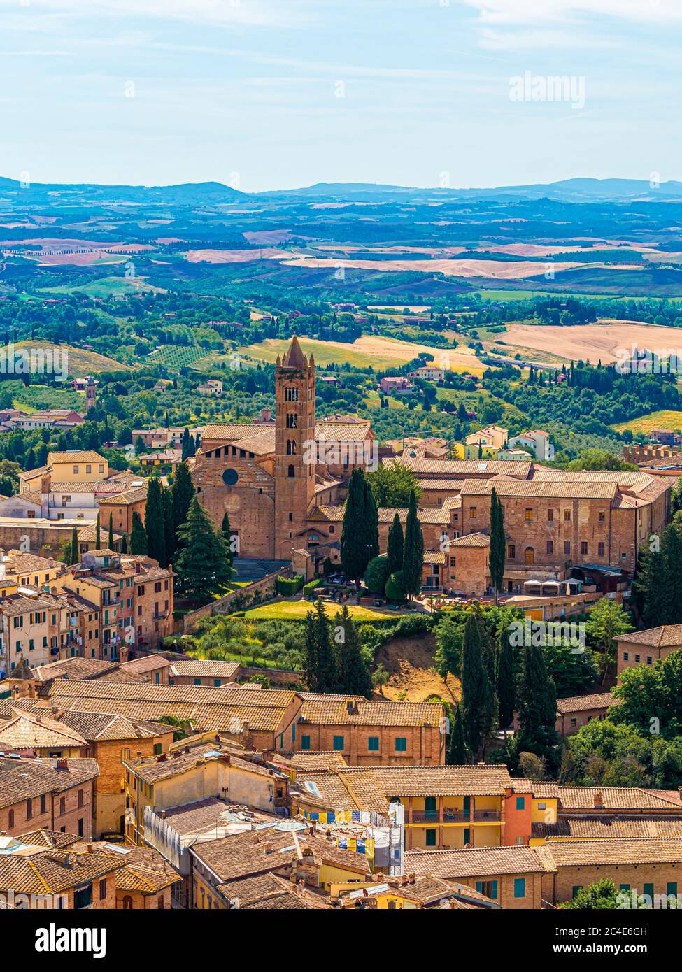 Luftaufnahme der Kirche Santa Maria dei Servi mit der Toskana in der Ferne. Siena. Italien Stockfoto