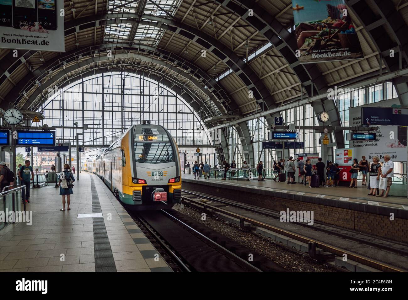 Doppelstockzug ODEG Ostdeutsche Eisenbahn (kurz ODEG) am Alexanderplatz. Stockfoto
