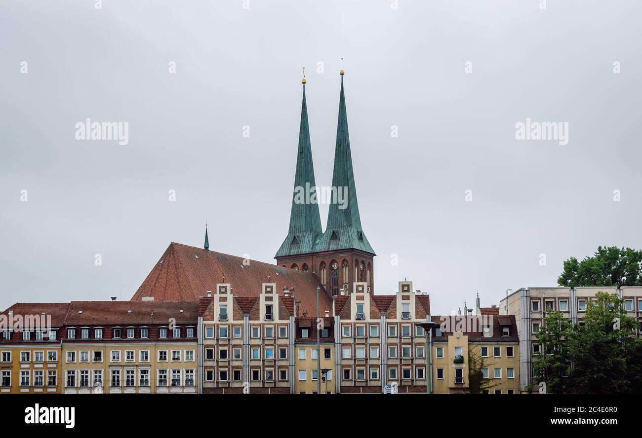 Blick auf die Fassaden der historischen Spandauer Straße dahinter ist das Dach der Zwillingstürme der Nikolaikirche, Berlin, Deutschland. Stockfoto