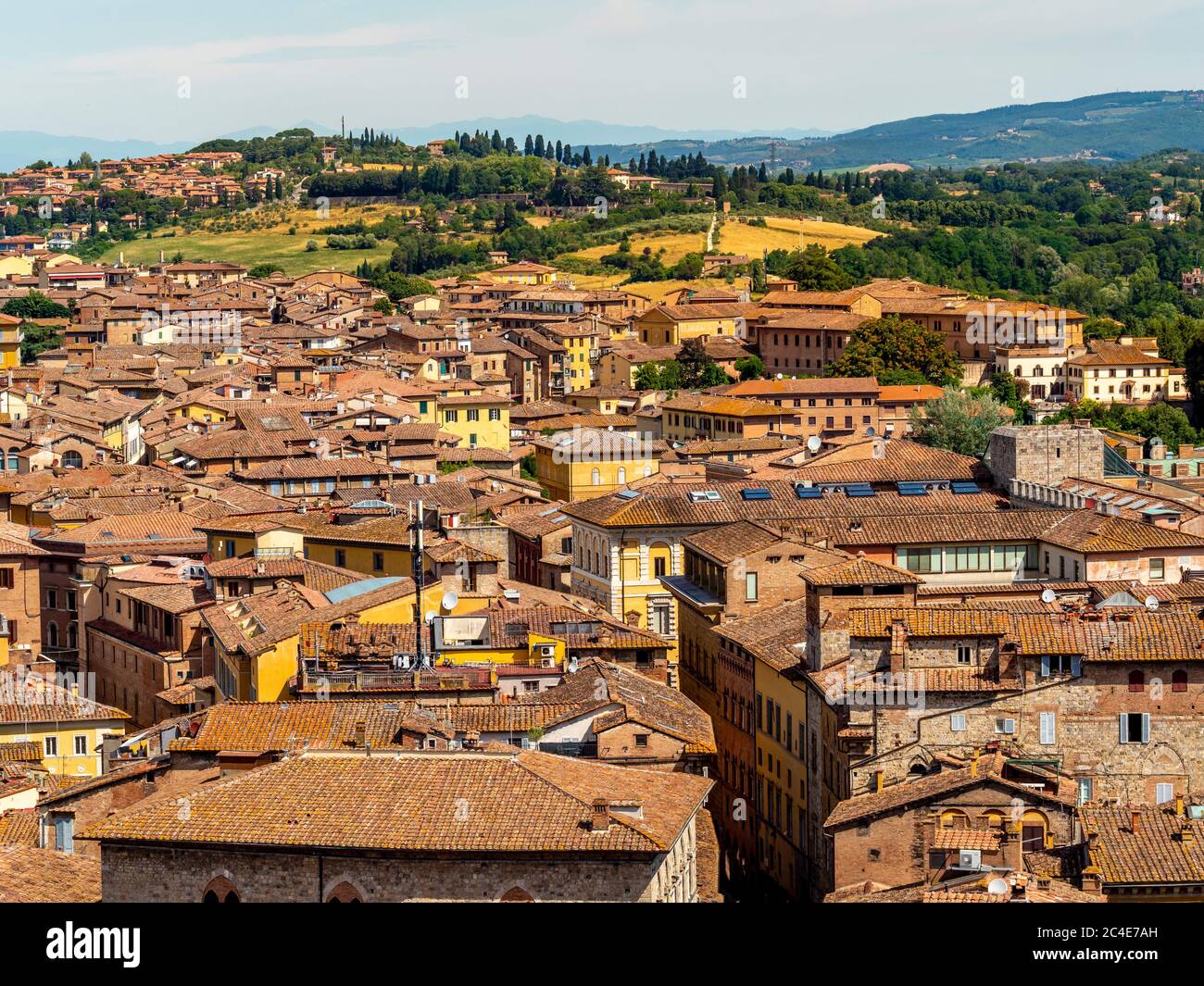 Luftaufnahme der Terrakotta-Dächer von Siena. Siena. Italien. Stockfoto