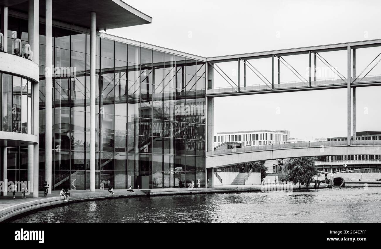 Moderne Architektur in der Nähe des Bundestages in Berlin.Spree und futuristische Glasbauten. Markante Beton- und Glasgebäude in Regierungsdirr Stockfoto