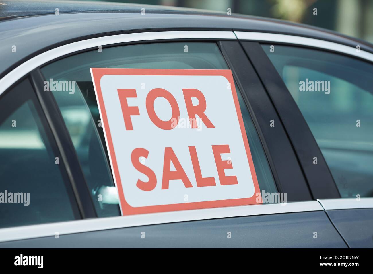 Nahaufnahme der Plakette zum Verkauf auf dem Fenster des Autos Stockfoto