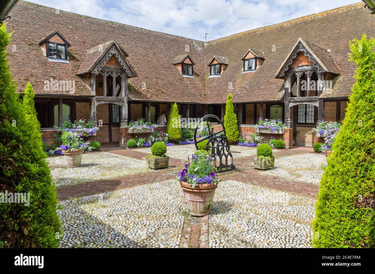 Der Hof der historischen Almshäuser aus dem 15. Jahrhundert, im Dorf Ewelme, Oxfordshire, Großbritannien Stockfoto