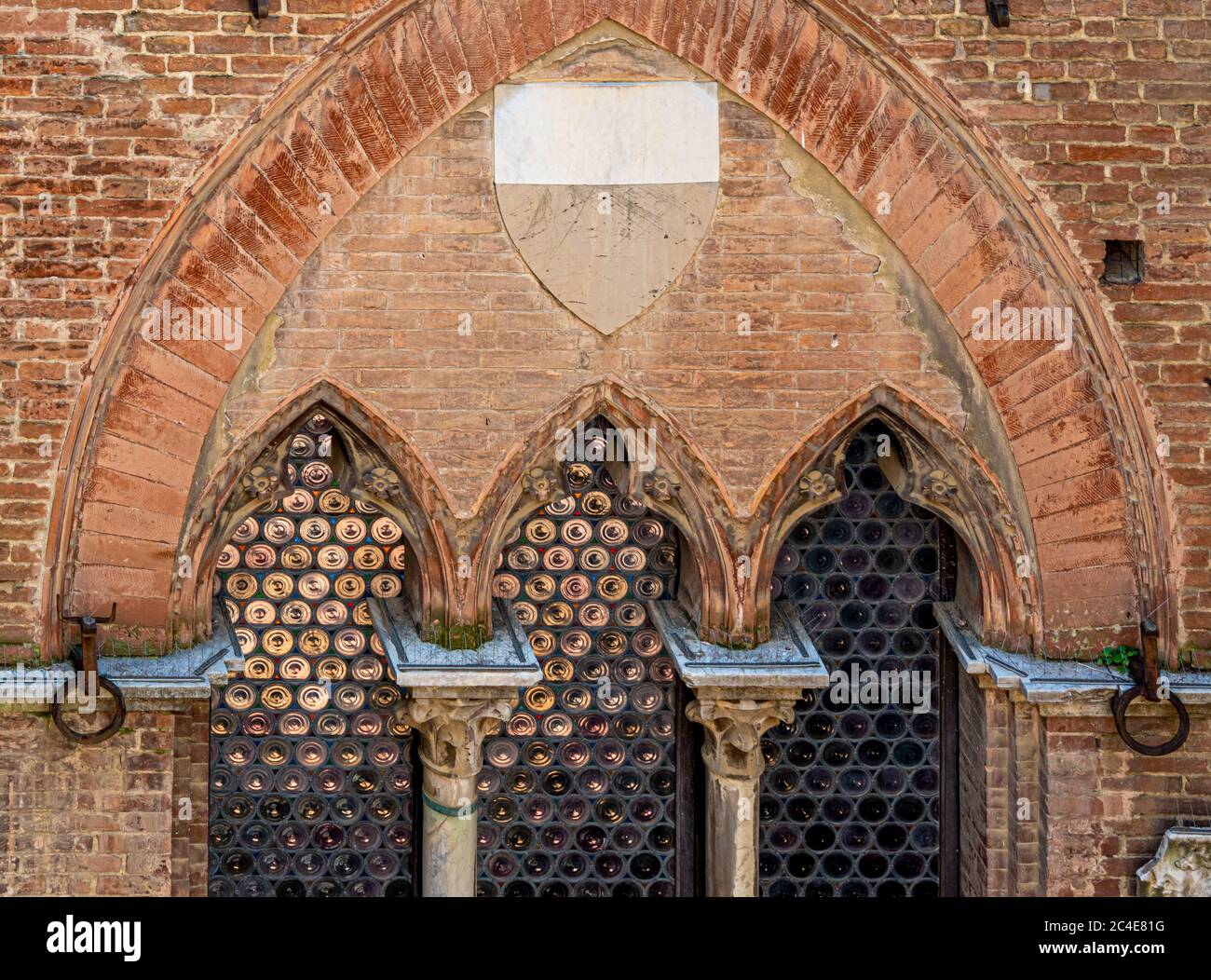 Nahaufnahme des Mauerwerks und Fenster des Palazzo Pubblico vom Torre del Mangia aus gesehen. Siena. Italien. Stockfoto