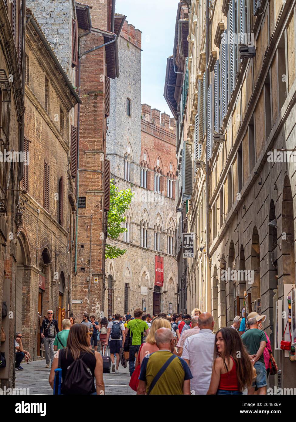 Touristen in einer engen Siena Straße. Italien. Stockfoto