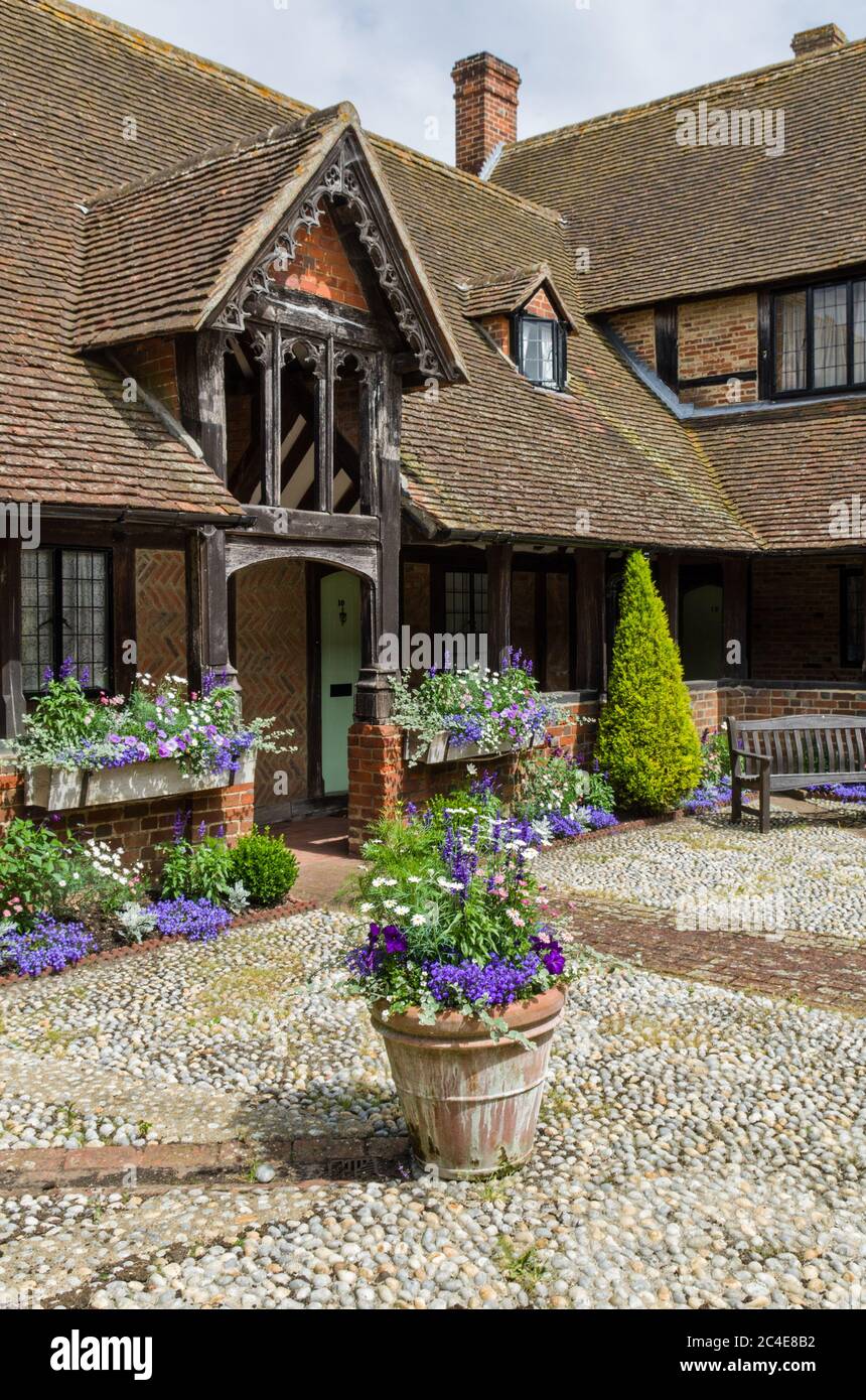 Der Hof der historischen Almshäuser aus dem 15. Jahrhundert, im Dorf Ewelme, Oxfordshire, Großbritannien Stockfoto