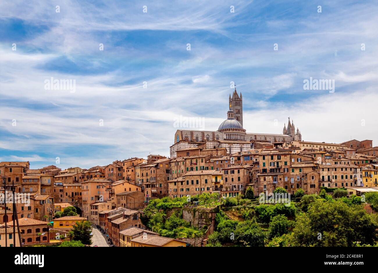 Traditionelle Wohnhäuser mit Siena Kathedrale hinter. Siena. Italien. Stockfoto