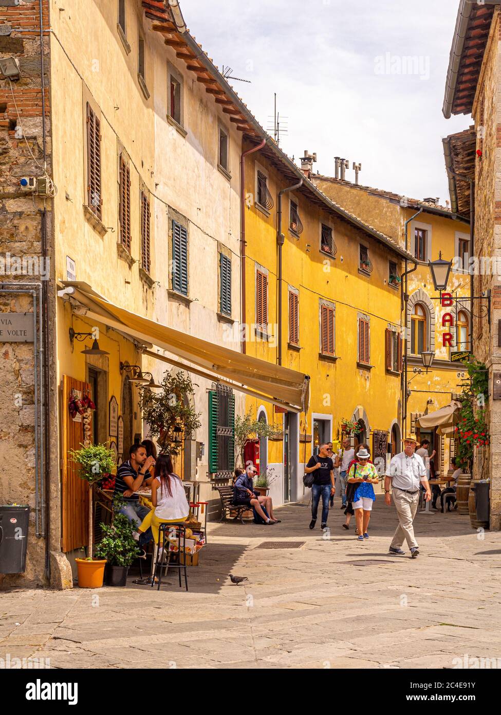 Schmale Fussgängerzone in Castellina in Chianti, Toskana Italien. Stockfoto