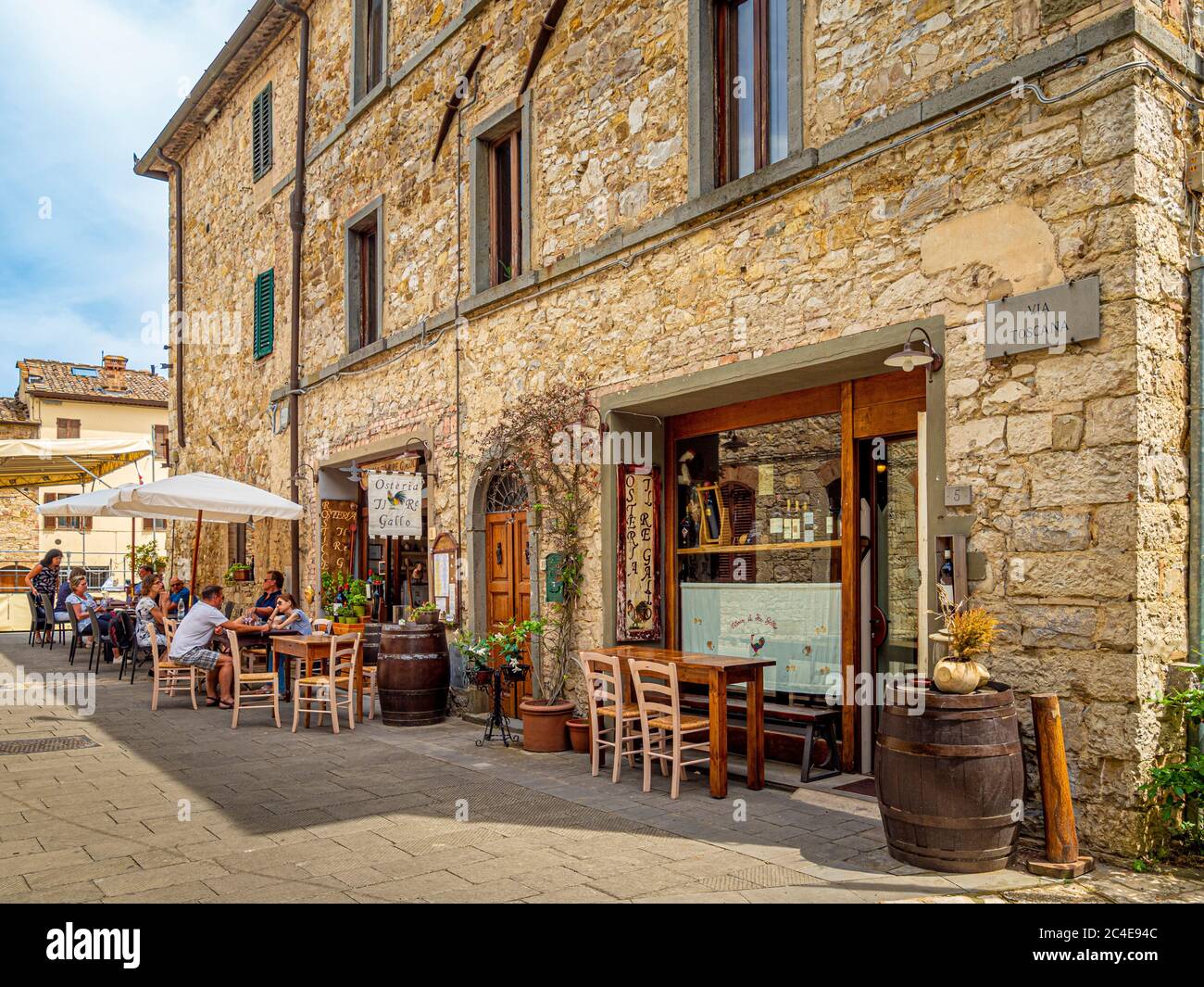 Tische im Freien in einem Restaurant in Castellina in chianti, Toskana, Italien. Stockfoto