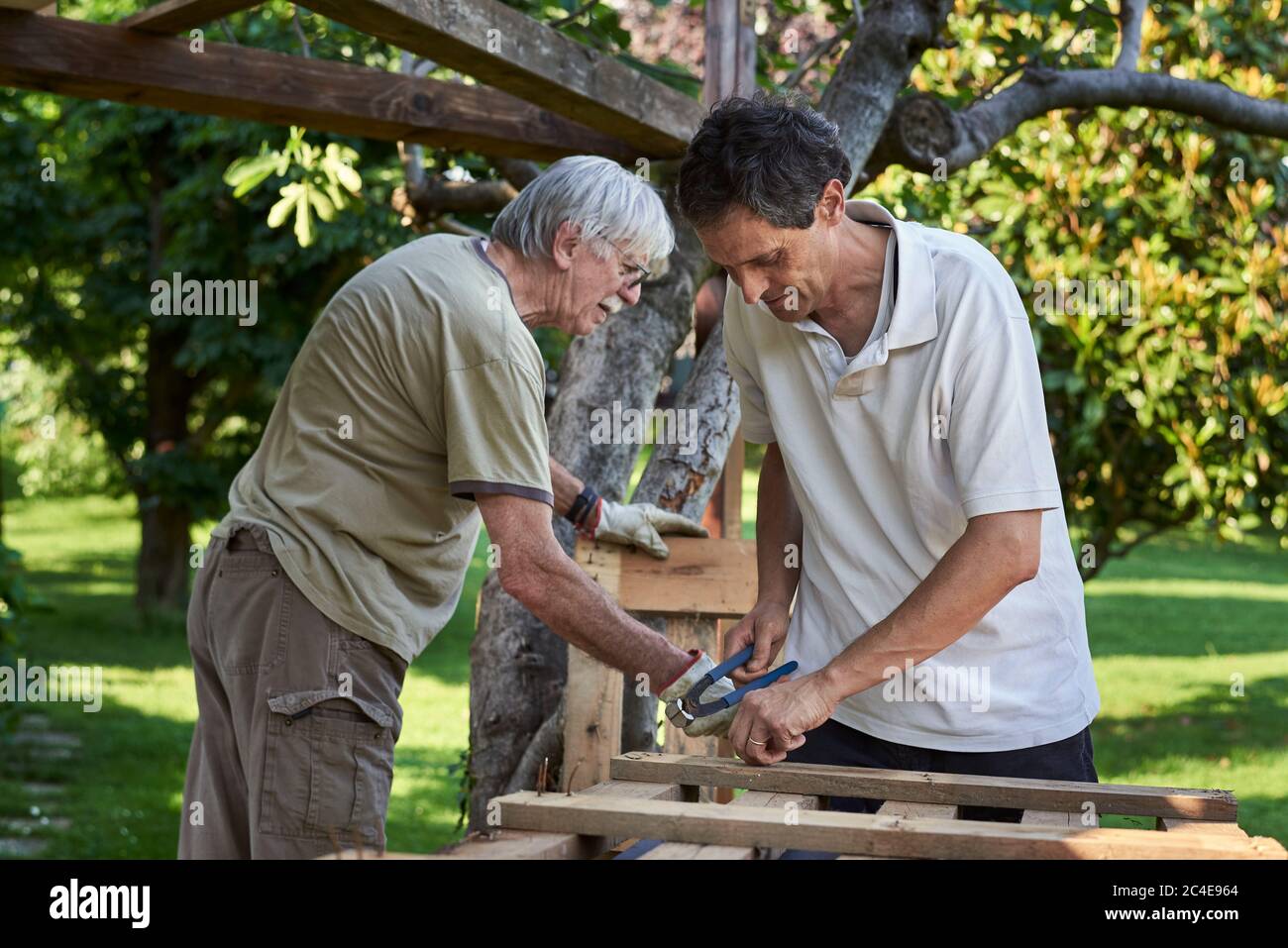 Aktive ältere Männer arbeiten auf dem Hinterhof Stockfoto