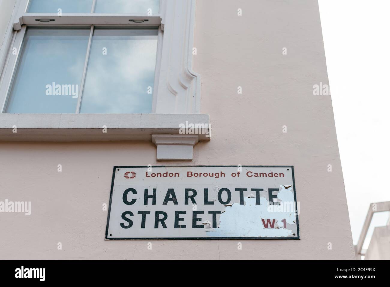Charlotte Straßenname auf dem Gebäude mit W1 Postleitzahl darauf. Charlotte Street ist eine Straße in Fitzrovia, im Zentrum von London. Benannt zu Ehren von Königin Char Stockfoto