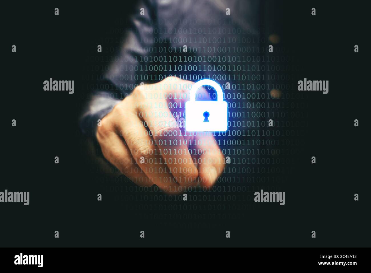 Geschäftsmann drücken Schloss Symbol mit binären, Cyber-Sicherheit Konzept. Stockfoto