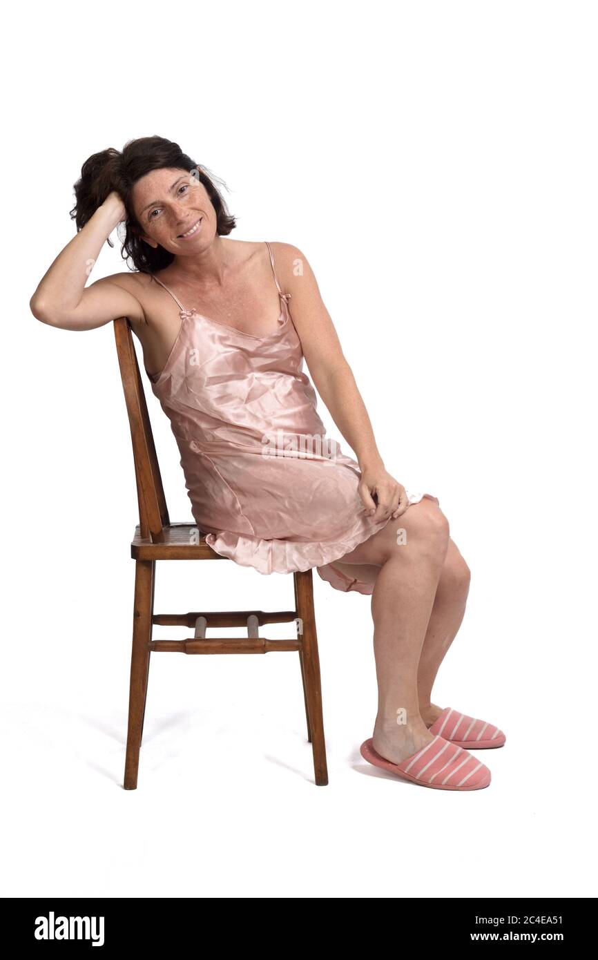 Fron Ansicht einer Frau sitzen Nachthemd auf weißem Hintergrund, halten Kopf Stockfoto