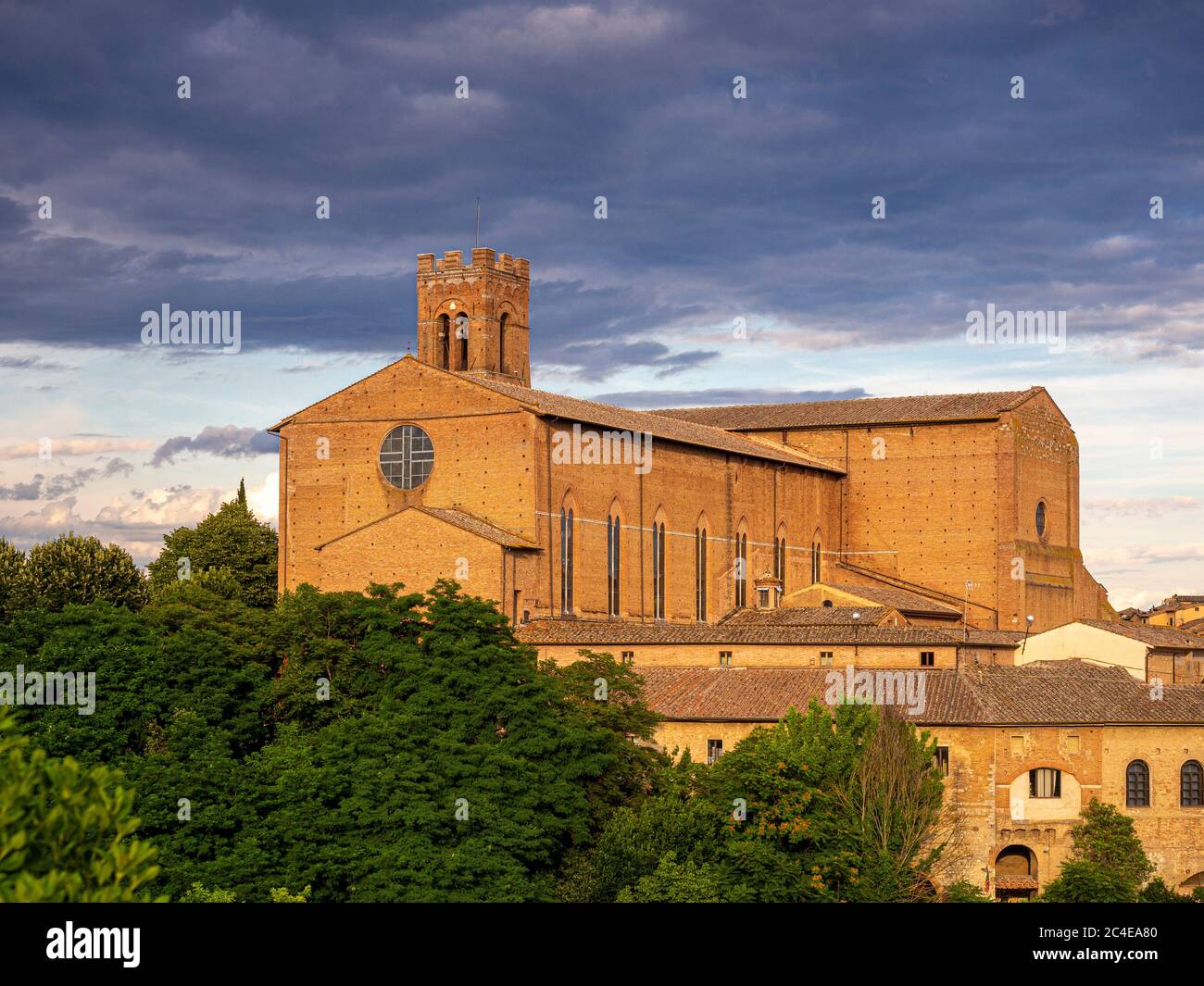 Die Basilika und das Kloster San Domenico auf der linken Seite und die Kunstschule von Duccio im Vordergrund. Italien Stockfoto