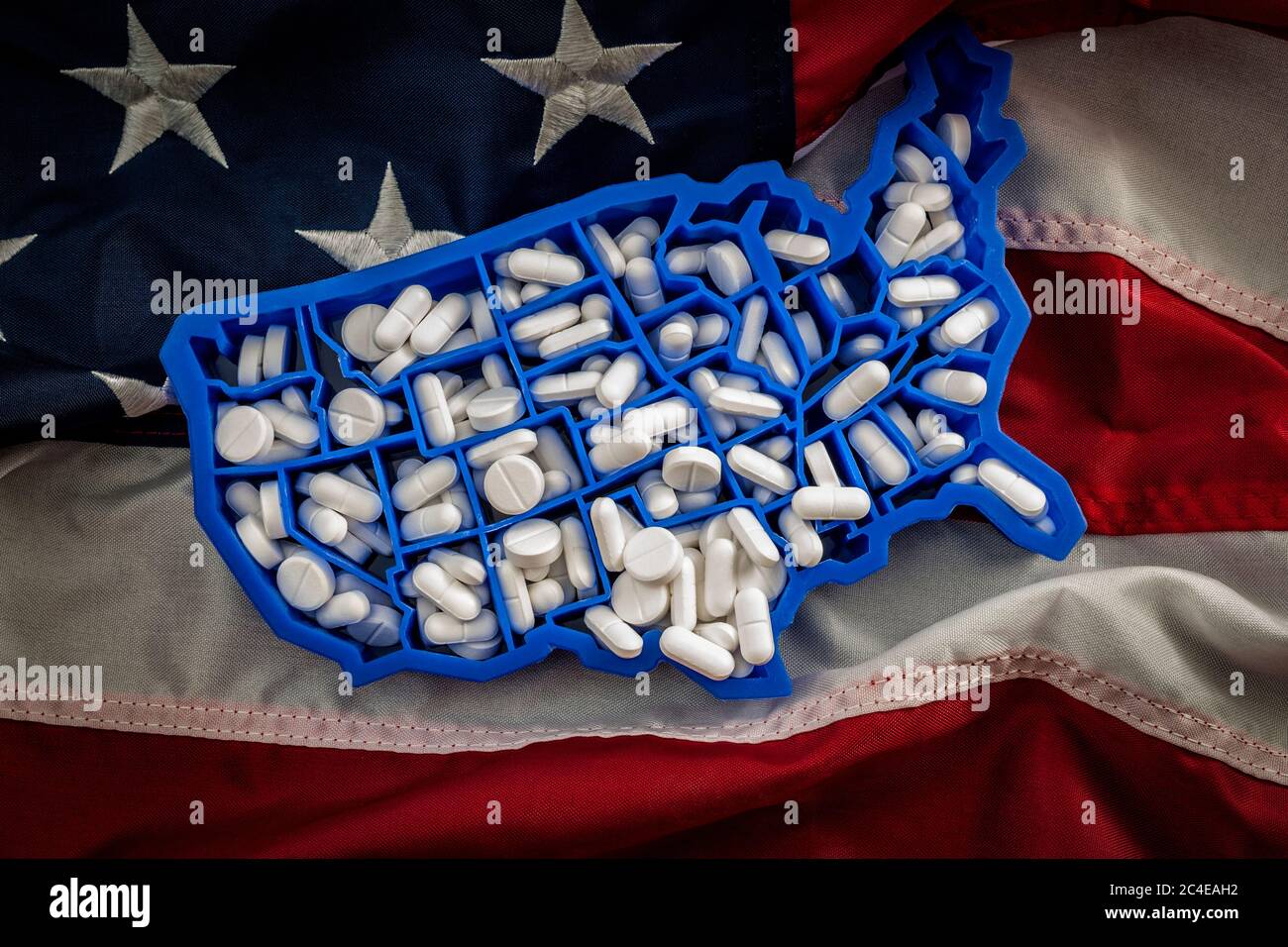 Konzept für Gesundheitsversorgung, Opioid-Epidemie und Drogenmissbrauch mit der Karte der USA gefüllt mit Oxycodon und Hydrocodon pharmazeutischen Pillen auf der amerikanischen Flagge Stockfoto