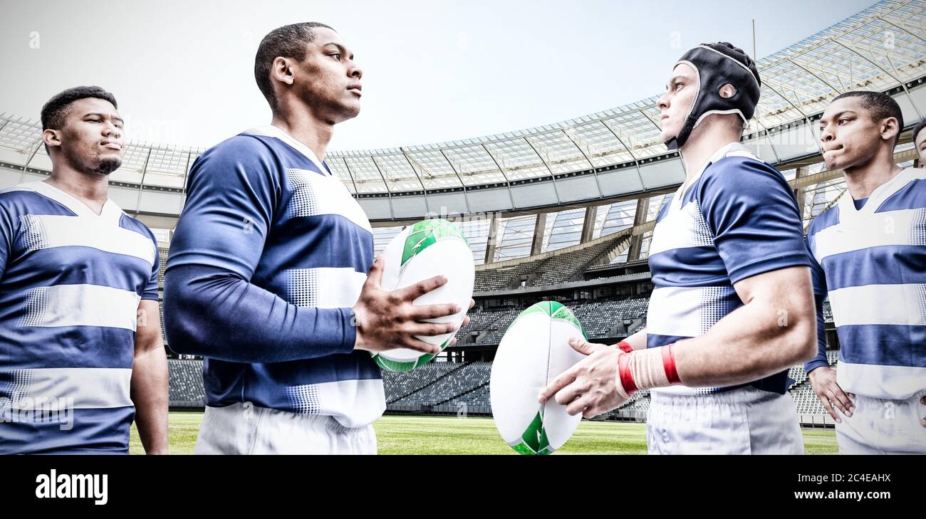 Digitale Composite-Bild von Team von Rugby-Spieler, die einander gegenüberstehen, während Rugby Ball im Sport halten Stockfoto