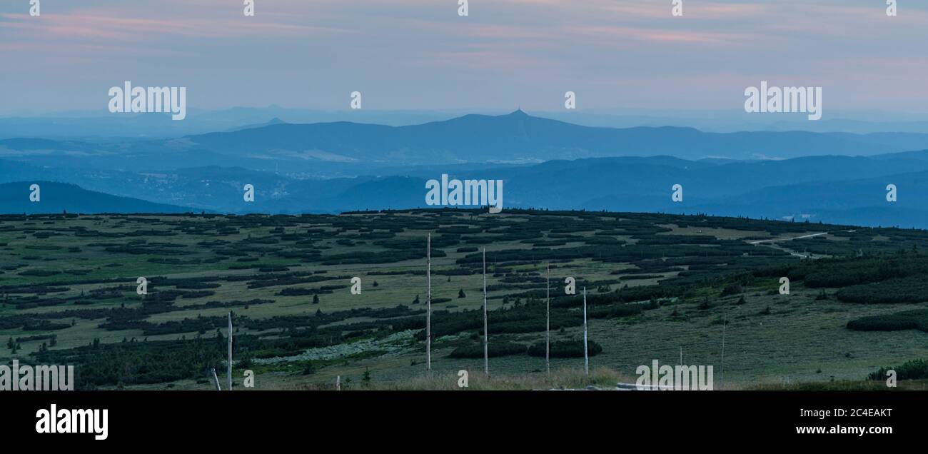 Jested Hügel mit wenigen anderen Bergketten rund um Vysoka Plan Hügel oberhalb Sniezne Kotly in Riesengebirge auf tschechisch - polnisch grenzt an Sonnen Stockfoto