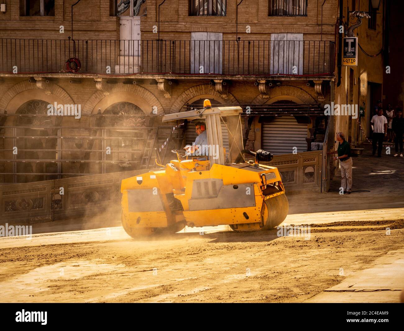 Ein Dampfwagen verdichtet den Sand auf der Piazza del Campo in Vorbereitung für den Palio. Siena. Italien. Stockfoto