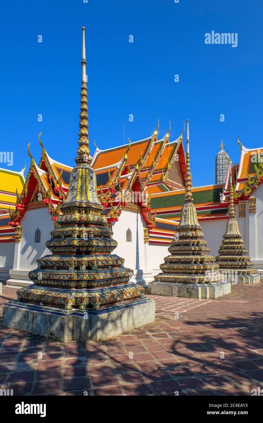 Foto des Wat Pho Tempels in Bangcoc und des blauen Himmels Stockfoto