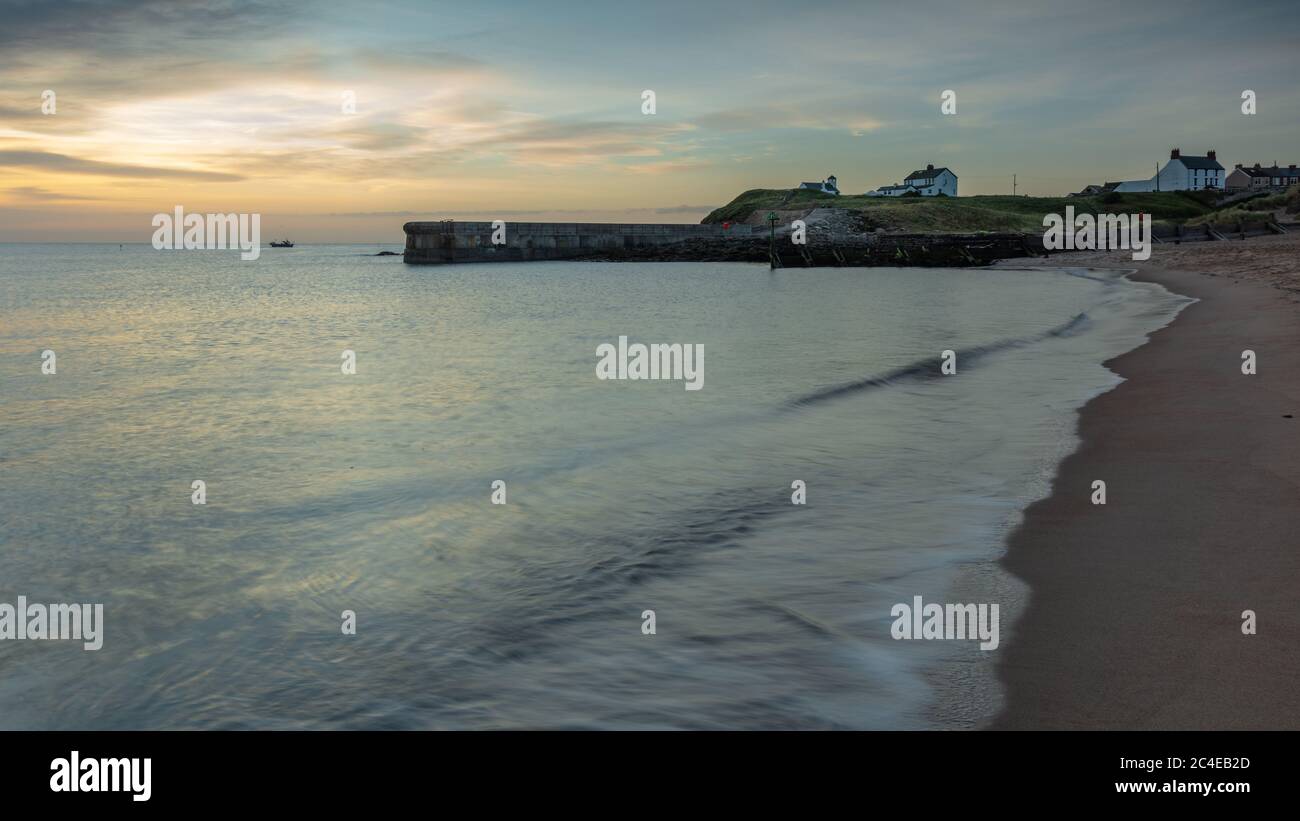 Sonnenaufgang an der Hafenmündung und am Strand von Seaton Sluice. Stockfoto