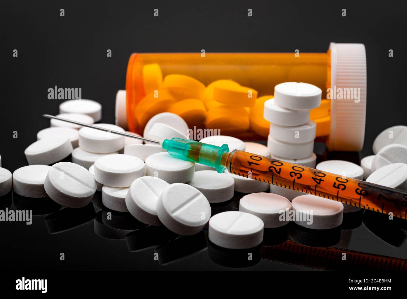 Opioid-Epidemie und Drogenmissbrauch Konzept mit einer Heroin Spritze oder andere narkotische Substanzen neben einer Flasche verschreibungspflichtiger Opioide. Oxycodon ist das g Stockfoto