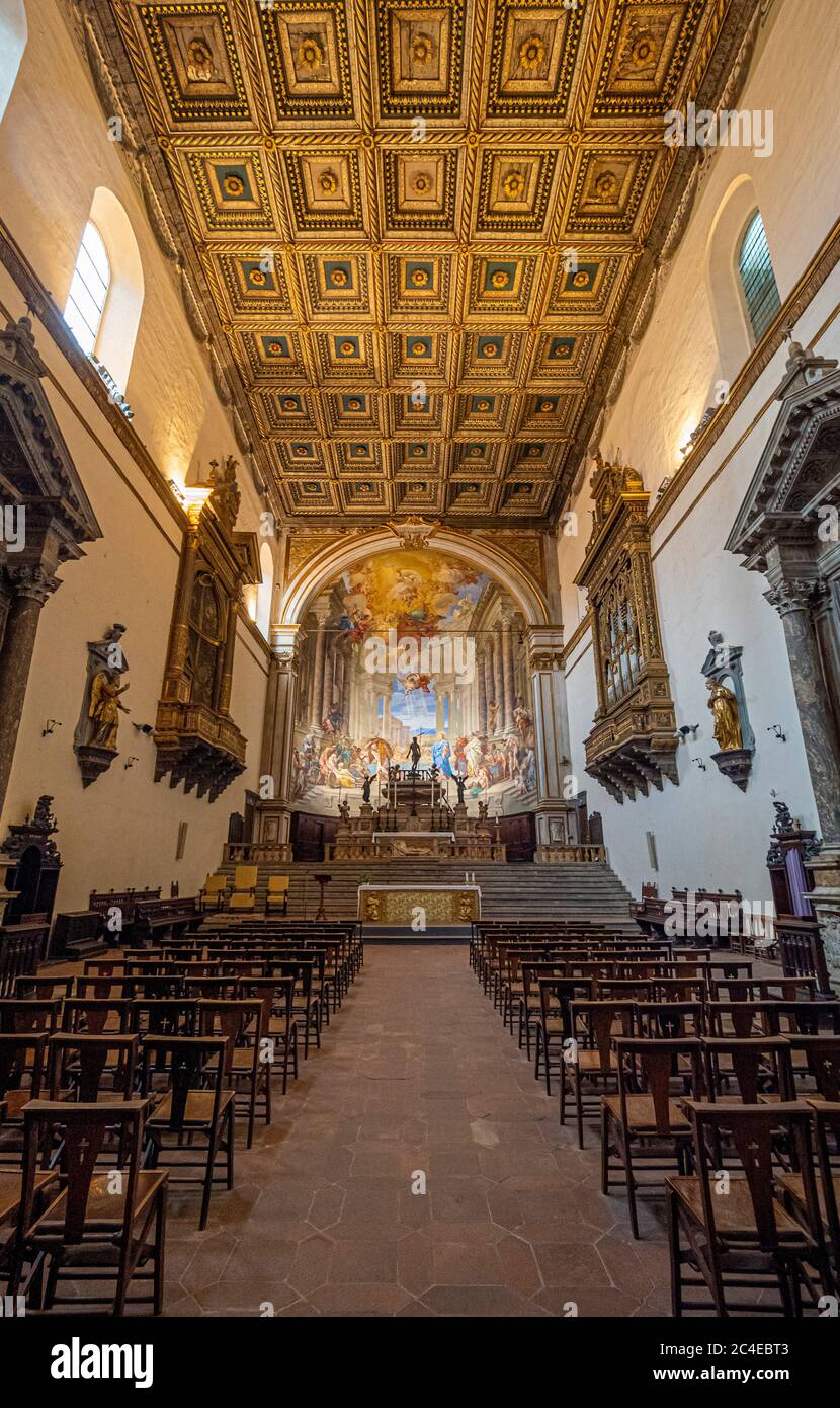 Das Schiff und der Altar der Chiesa della Santissima Annunziata. Santa Maria della Scala. Siena. Stockfoto