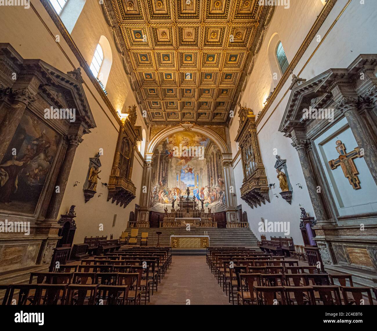 Das Schiff und der Altar der Chiesa della Santissima Annunziata. Santa Maria della Scala. Siena. Stockfoto