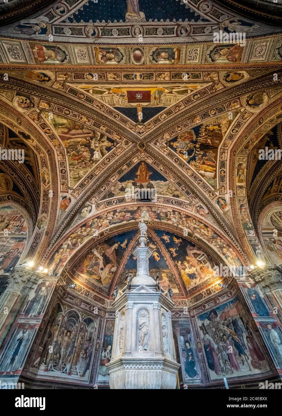 Taufbecken in Baptisterium des heiligen Johannes, Kathedrale von Siena. Siena. Italien. Stockfoto