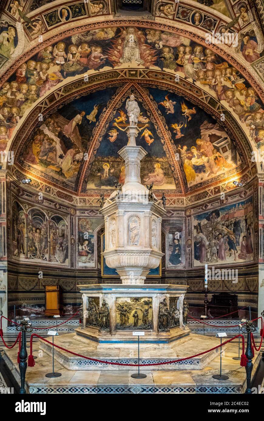 Baptisterium Deckenfresken und Taufbecken. Kathedrale Von Siena. Italien. Stockfoto