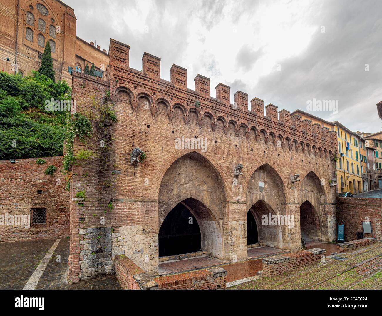 Fontebranda, Siena, Brunnen aus dem 13. Jahrhundert und gotische Bögen, die von Aquädukten gespeist werden, Siena. Italien. Stockfoto