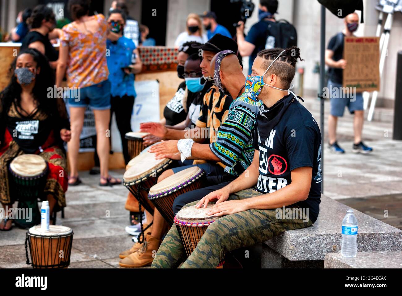 Eine kleine Gruppe spielt traditionelle Trommeln auf dem Black Lives Matter Plaza während der Juneteenth-Feierlichkeiten in Washington, DC, USA Stockfoto