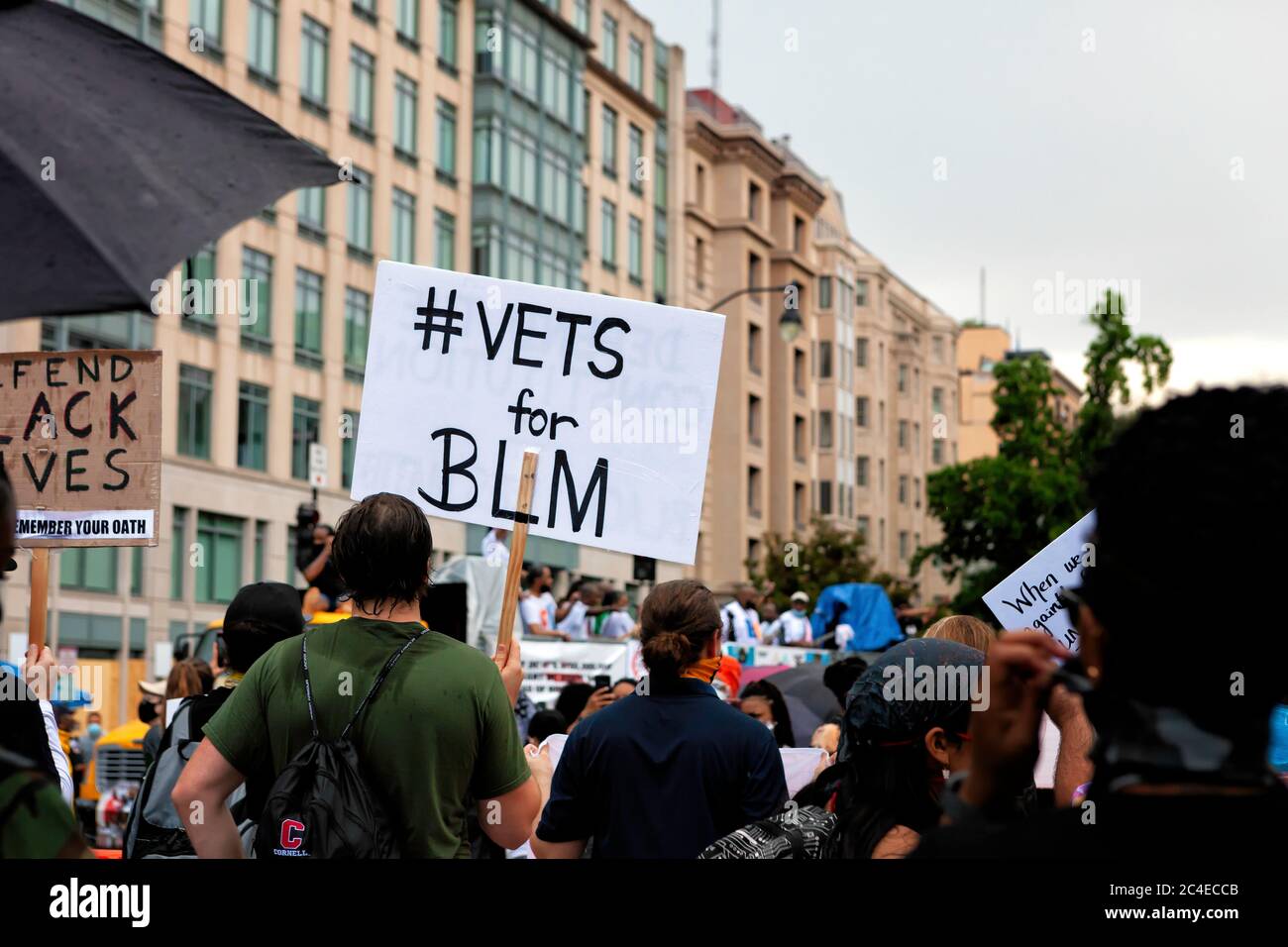 Militärveteranen tragen Schilder, die gegen Polizeibrutalität protestieren, Black Lives Matter Plaza, Washington, DC, USA Stockfoto