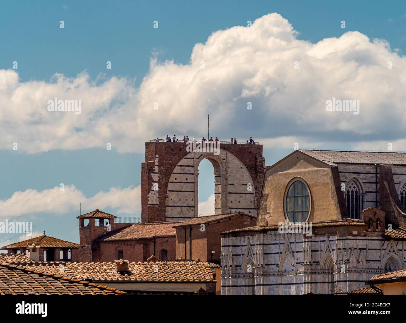 Erhöhte Ansicht des Touristen auf dem Facciatone und Baptisterium von St. John. Siena, Italien. Stockfoto