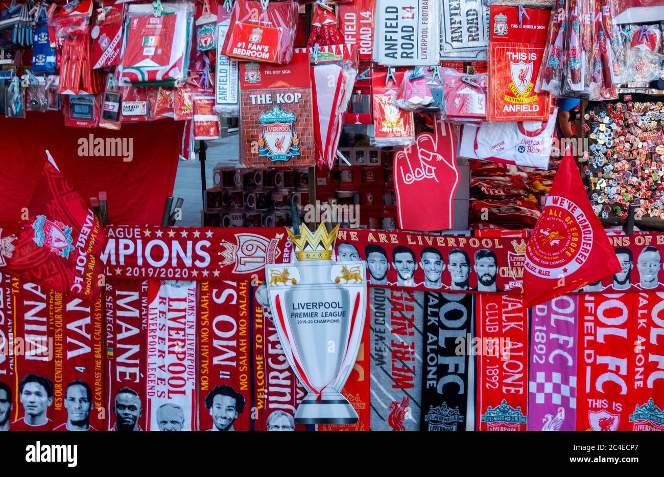 LFC Fans Artikel zum Verkauf in Liverpool Stockfoto