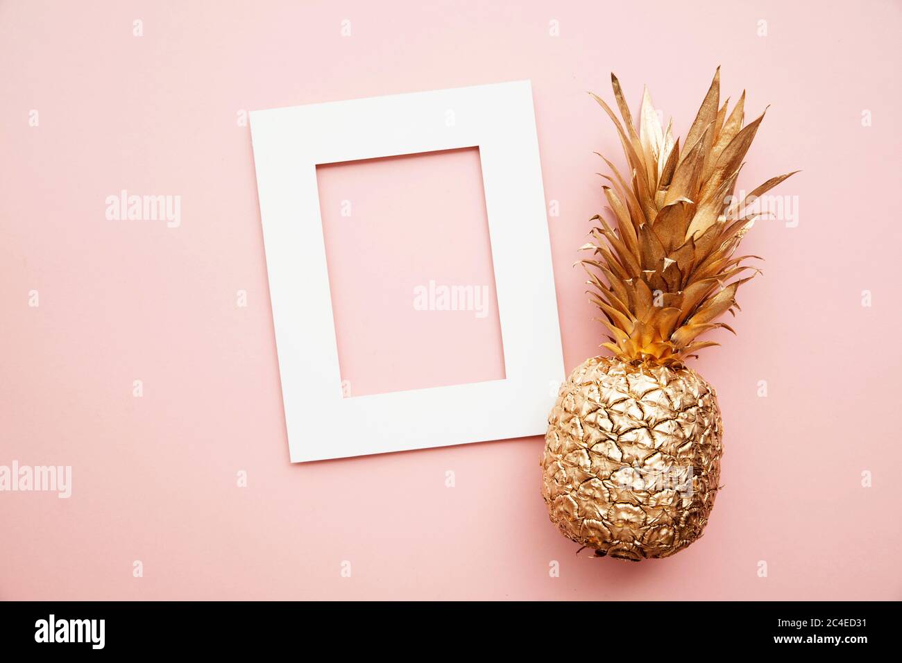 Goldene tropische Ananas mit leerem Einladungsrahmen Stockfoto