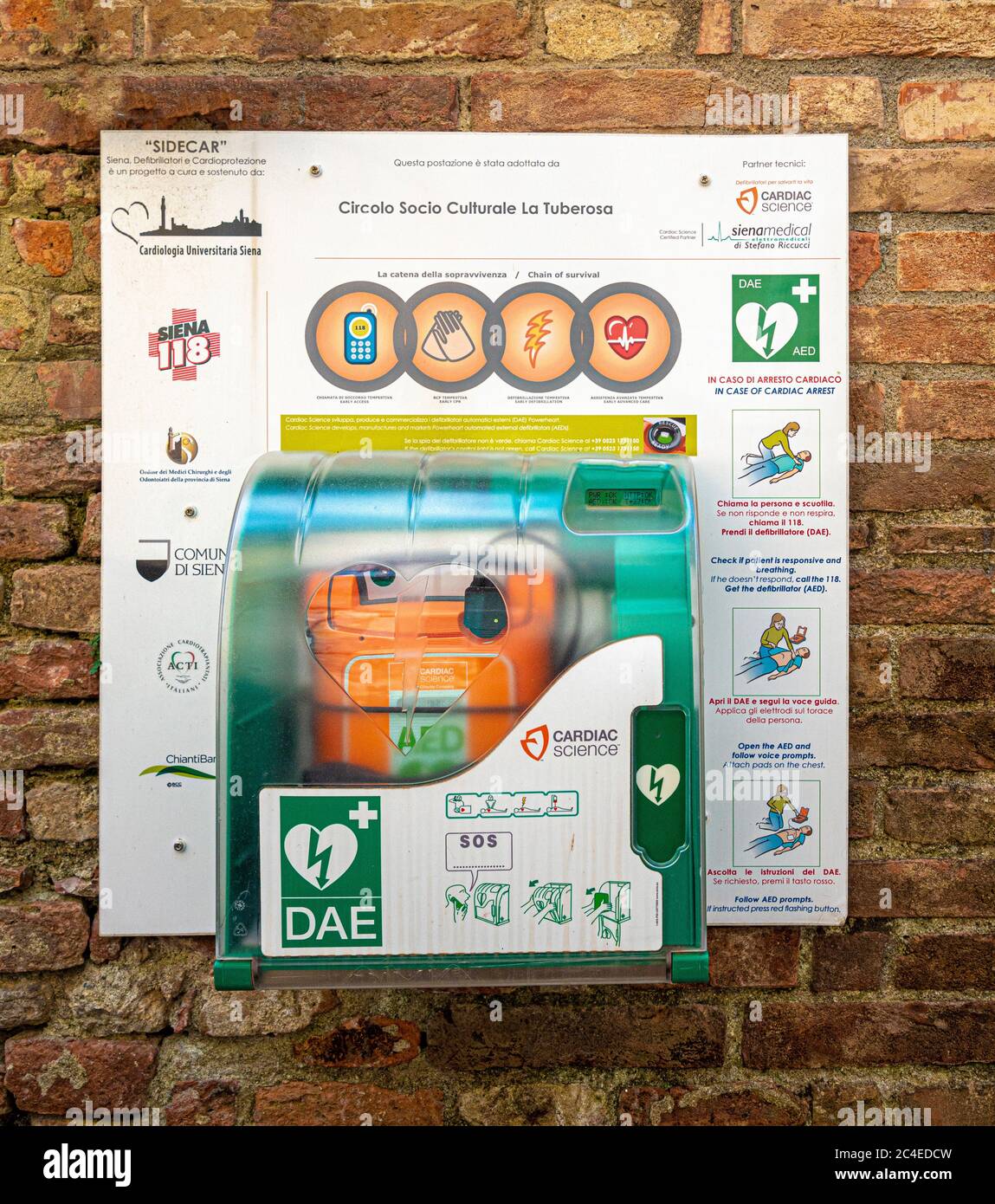 Herzdefibrillator an einer Gebäudewand in Siena. Italien. Stockfoto