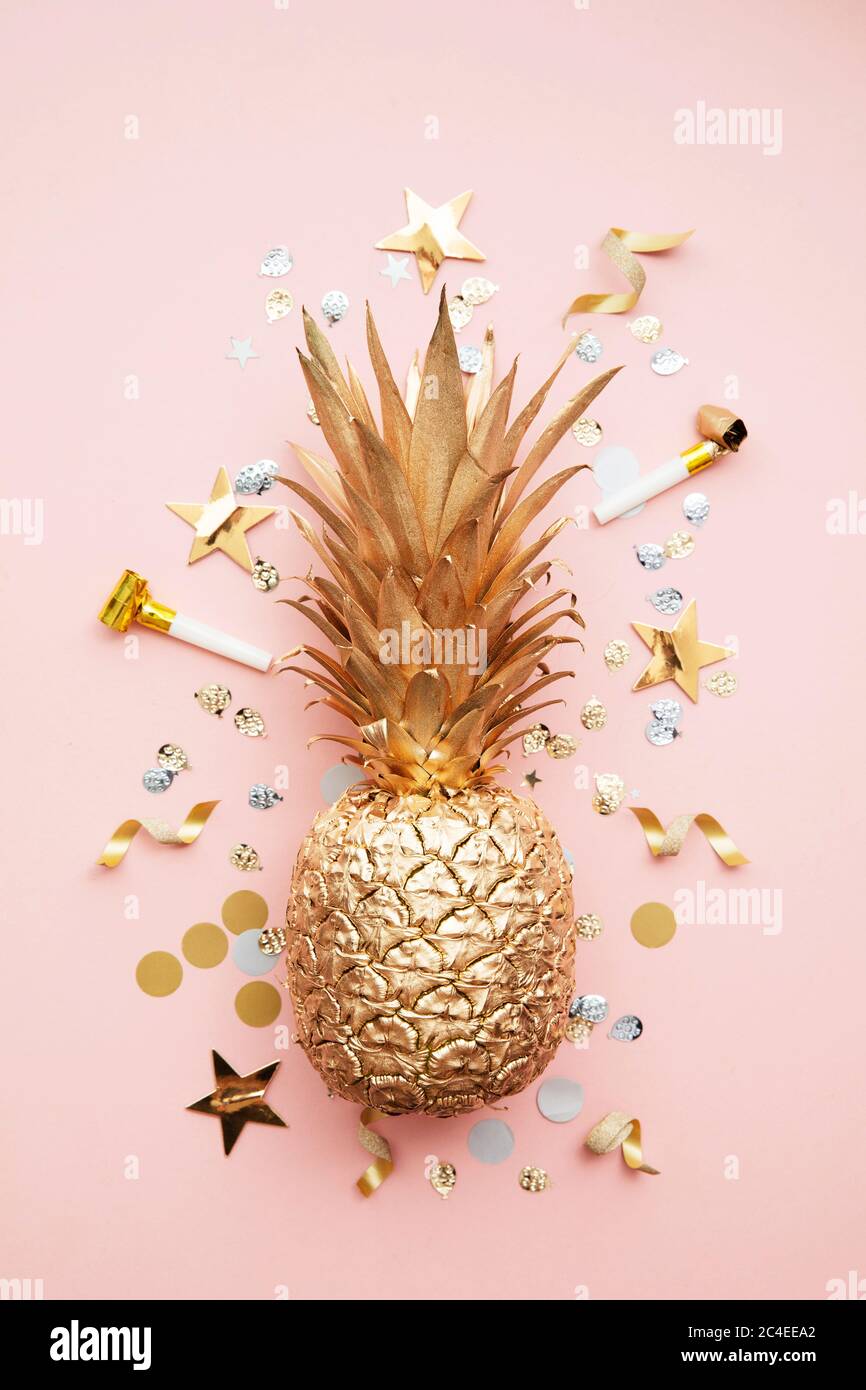 Flach legen tropische Ananas und Konfetti Party Feier Hintergrund Stockfoto