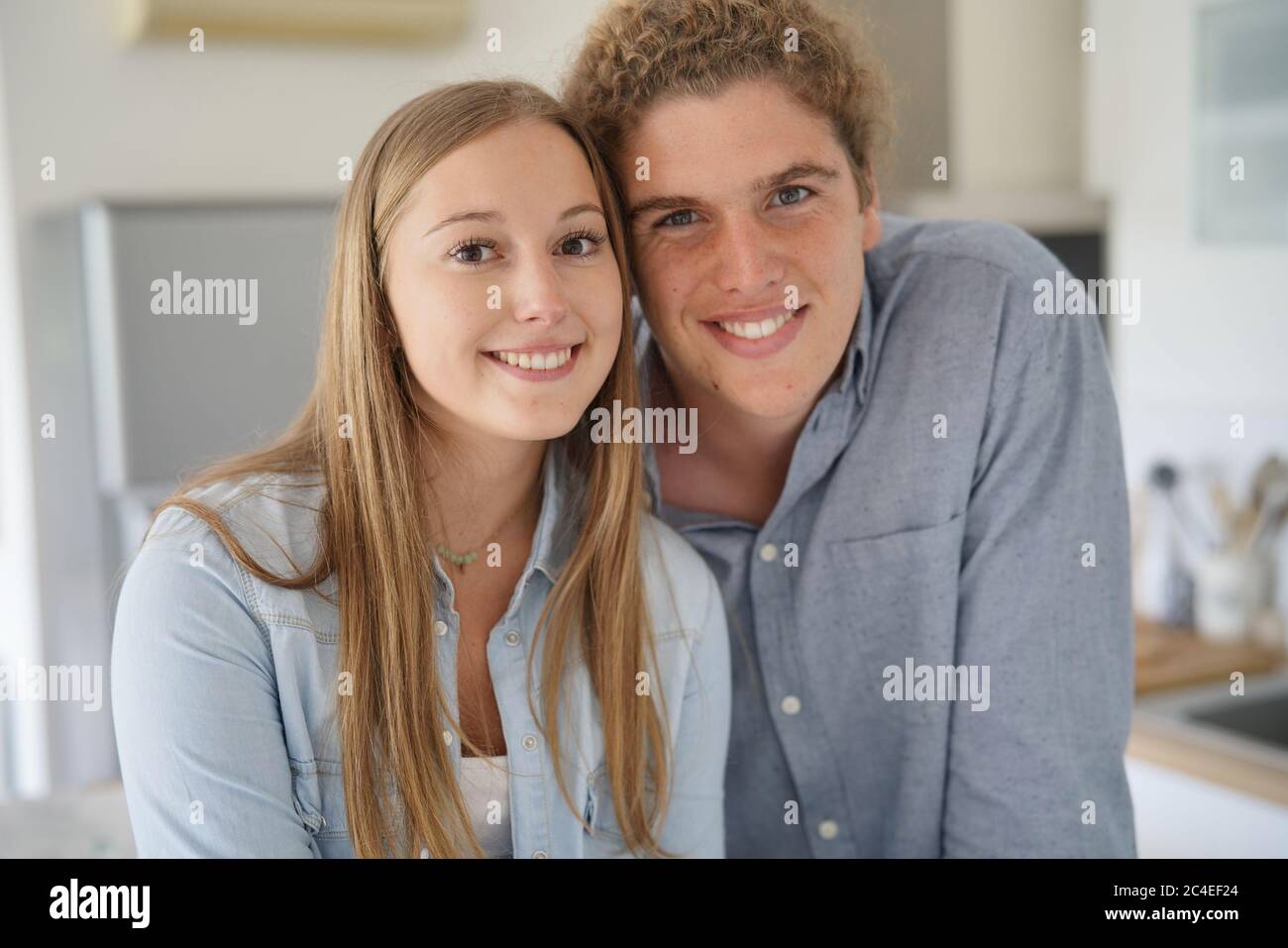 Junges Paar lächelnd vor der Kamera Stockfoto
