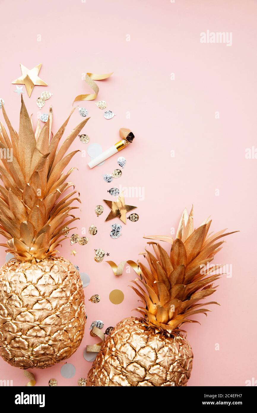 Flach legen tropische Ananas und Konfetti Party Feier Hintergrund Stockfoto