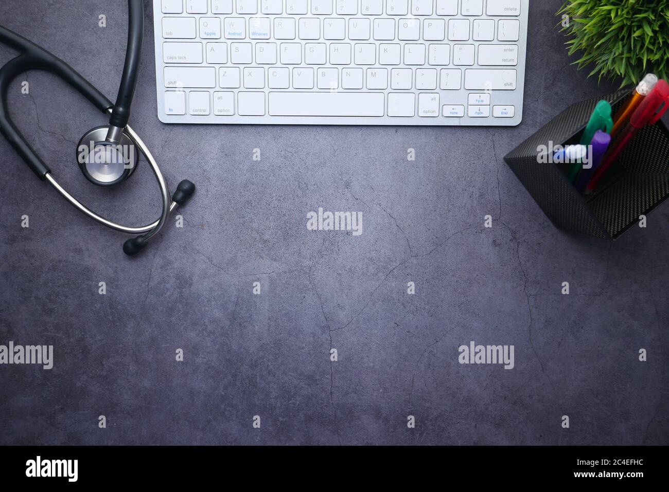 Medizinisches Stethoskop und Tastatur auf schwarzem Hintergrund Stockfoto