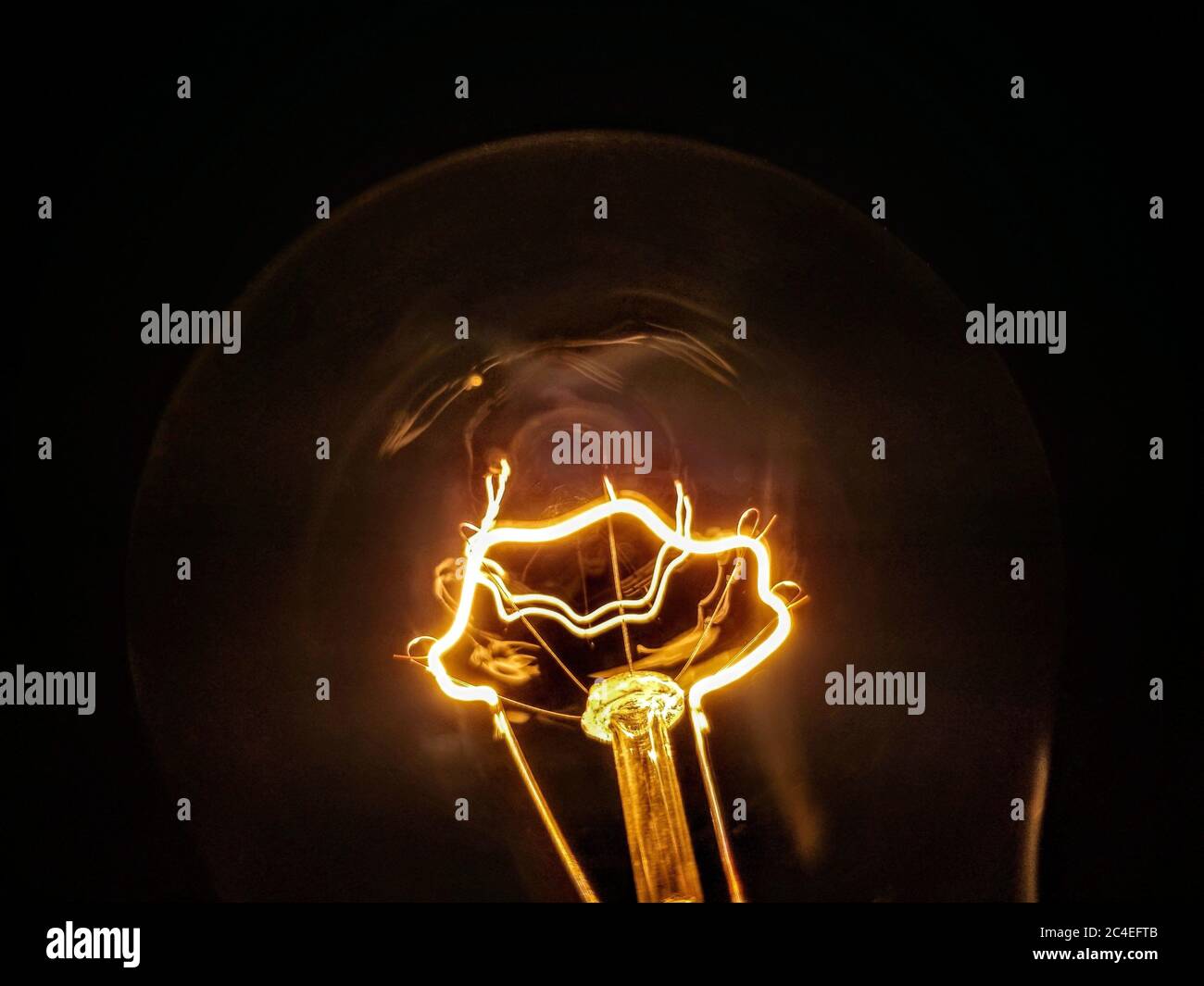 Nahaufnahme einer Glühbirne im Dunkeln Stockfoto