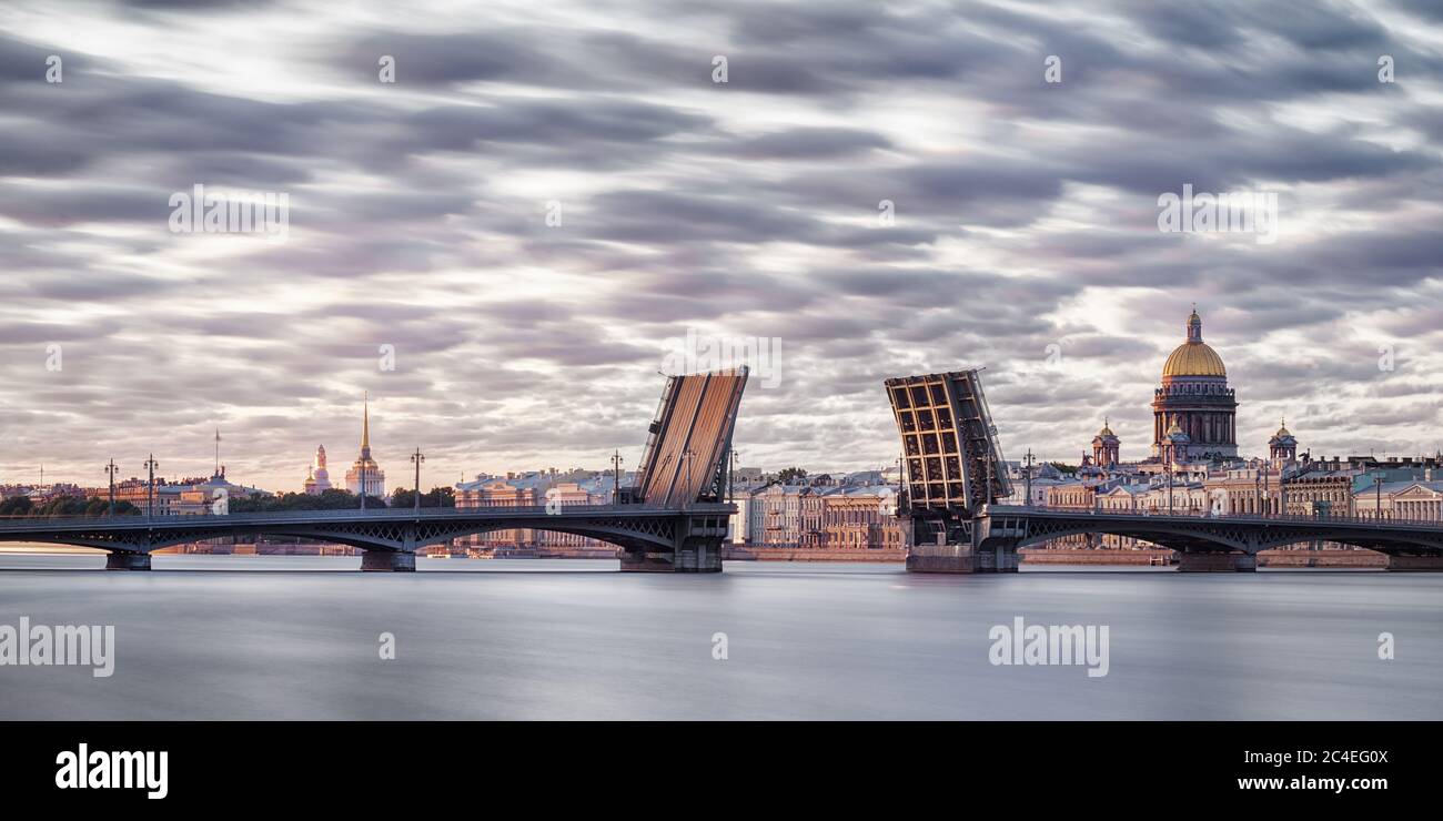 Neva Fluss in Sankt Petersburg Panoramablick mit geschiedenen Blagoveshchenskiy Brücke, st. Isaak Kathedrale und Admiralität in weißen Nächten. Lange Belichtung Stockfoto