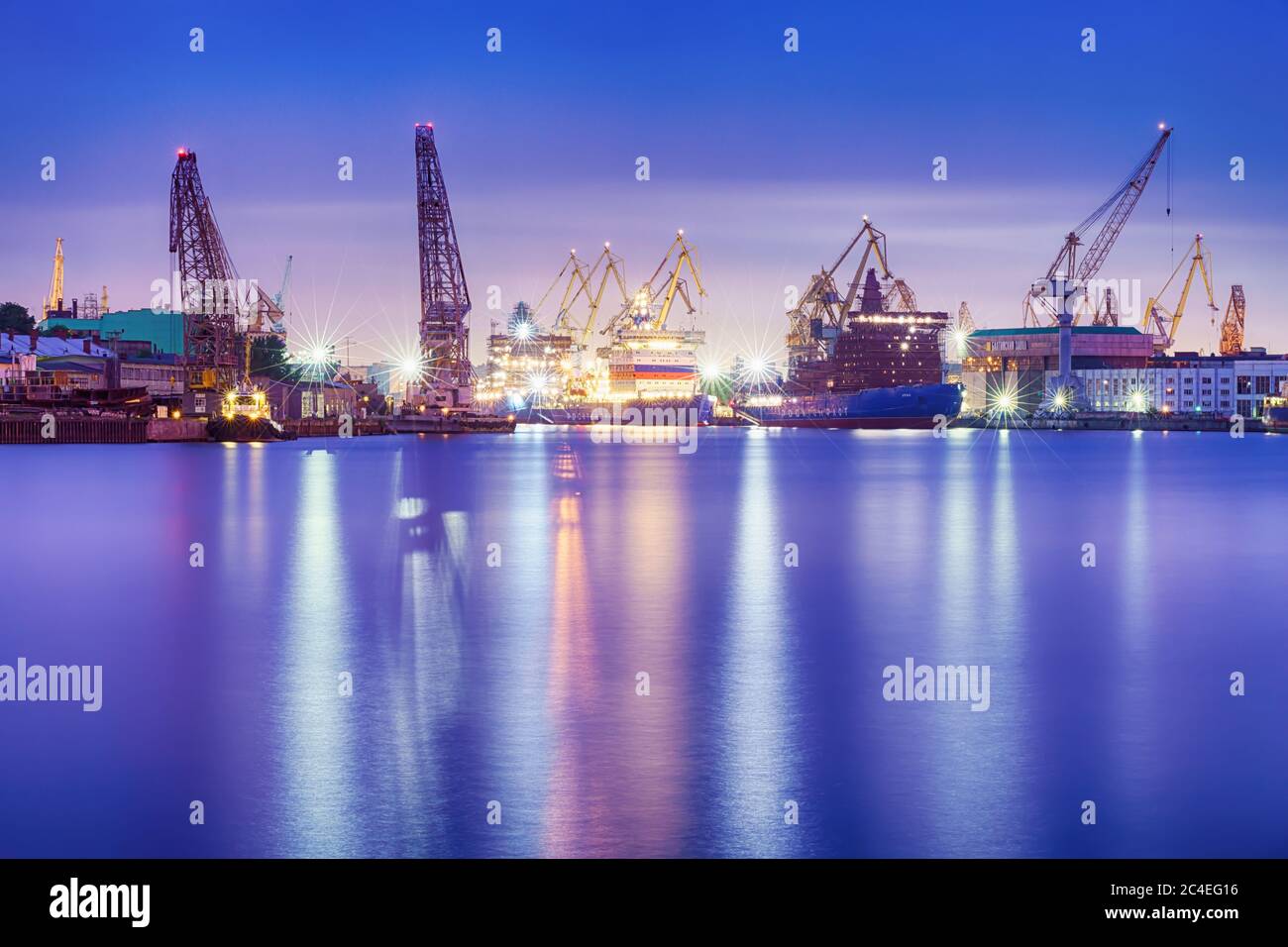 16. Juni 2020, Sankt Petersburg, Russland. Nachtansicht auf Neva Fluss mit unfertigen Eisbrechern Arktis und Sibirien, Baltische Fabrik und großen Schiffbau Stockfoto