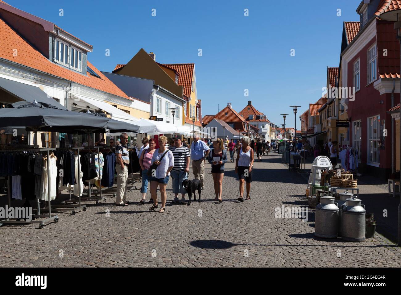 Geschäfte entlang der Hauptstraße von Sankt Laurentii Vej, Skagen, Jütland, Dänemark, Europa Stockfoto