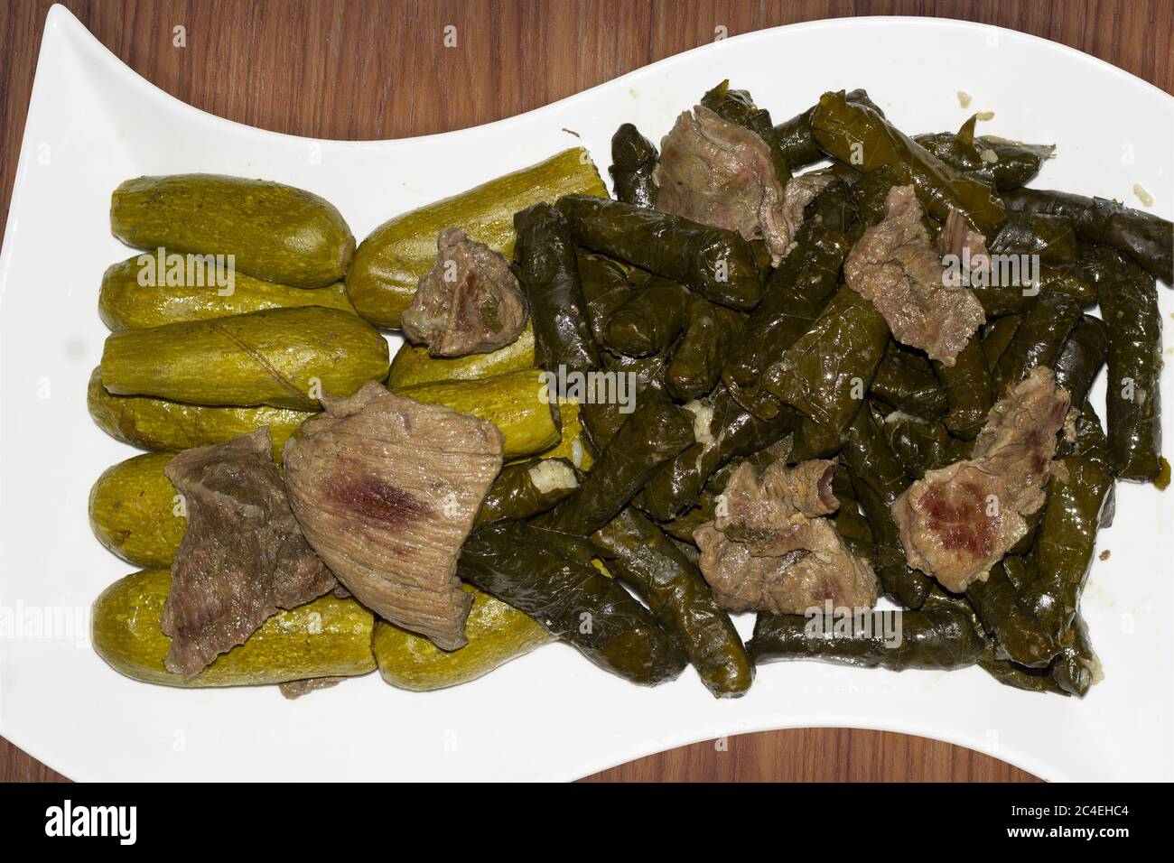 Gefüllte Traubenblätter und Zucchini. Stockfoto