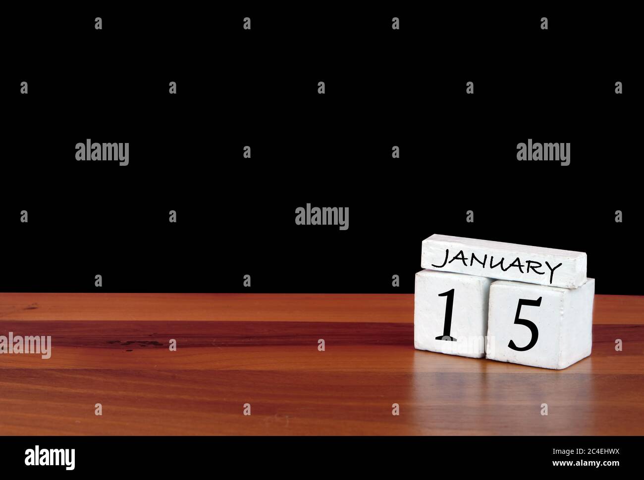 15 Januar Kalendermonat. 15 Tage im Monat. Reflektierter Kalender auf Holzboden mit schwarzem Hintergrund Stockfoto