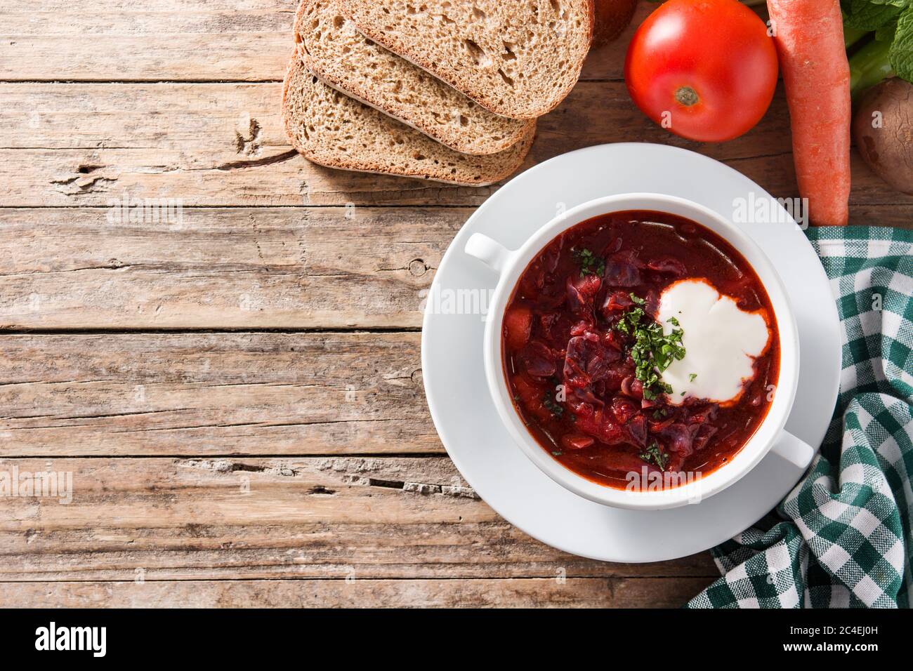 Traditionelle ukrainische russische Borsch. Rote Beete Suppe auf Holztisch. Draufsicht. Speicherplatz kopieren Stockfoto