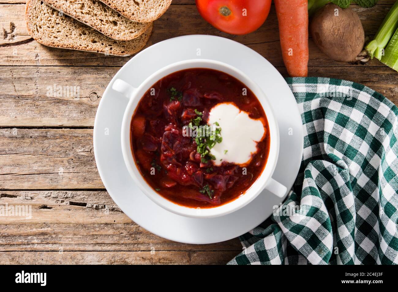 Traditionelle ukrainische russische Borsch. Rote-Bete-Suppe auf Holztisch. Draufsicht Stockfoto